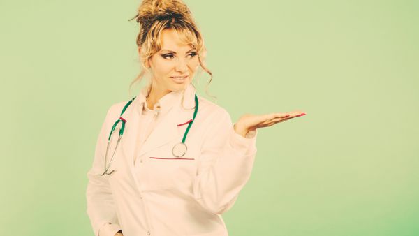 پزشک زن که فضای کپی را نشان می دهد