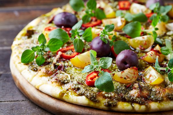 پیتزا با گوجه گیلاسی زیتون و سبزی