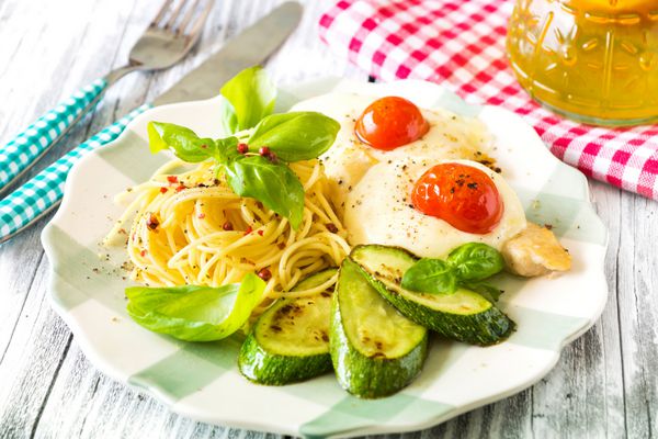 ناهار ایتالیایی مرغ با موزارلا اسپاگتی و کدو سبز