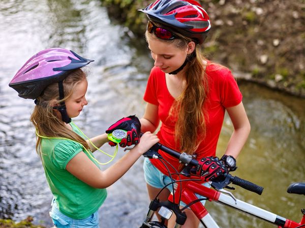 دخترا با دوچرخه دختر بچه ها دوچرخه سواری می کنند دختر دوچرخه سوار به قطب نما نگاه می کند ورزش دوچرخه برای سلامتی مفید است دختر با دوچرخه به دنبال قطب نما