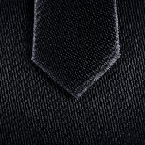 کراوات مشکی روی زمینه مشکی