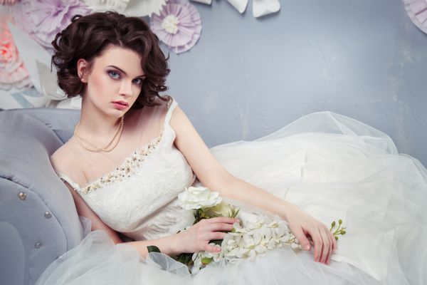 پرتره یک عروس جوان زیبا با لباسی زیبا