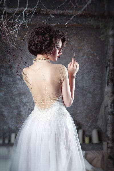 پرتره یک عروس زیبا در لباسی با پشت باز نمای عقب