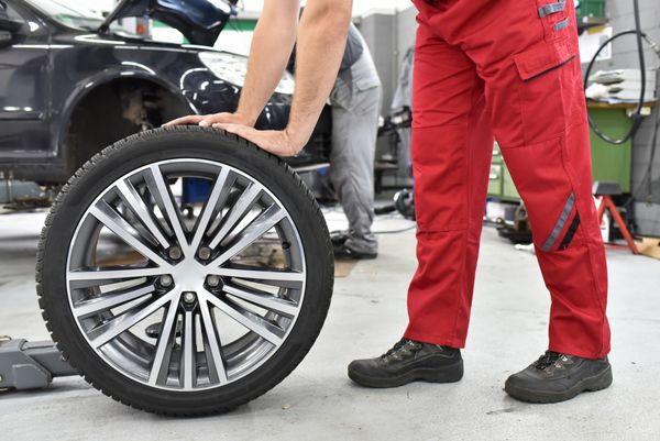 تعویض لاستیک Reifenwechsel beim Auto in der Werkstatt در ماشین در گاراژ