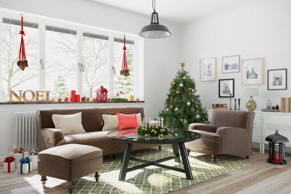 Skandinavisches nordisches Wohnzimmer mit einem Sofa Christbaum und weihnachtlicher Deko
