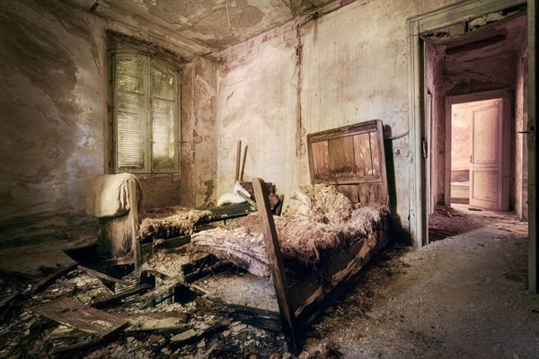 اتاق هتل در Decay