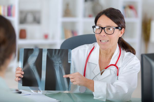 دکتر در حال تجزیه و تحلیل اشعه ایکس