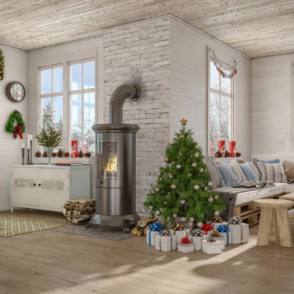 Skandinavisches nordisches Wohnzimmer mit einem Sofa Kamin und weihnachtlicher Deko