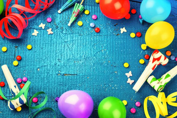 قاب تولد رنگارنگ با بادکنک های چند رنگ و وسایل مهمانی