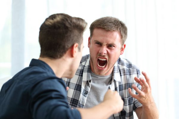 دو مرد عصبانی در حال دعوا و تهدید