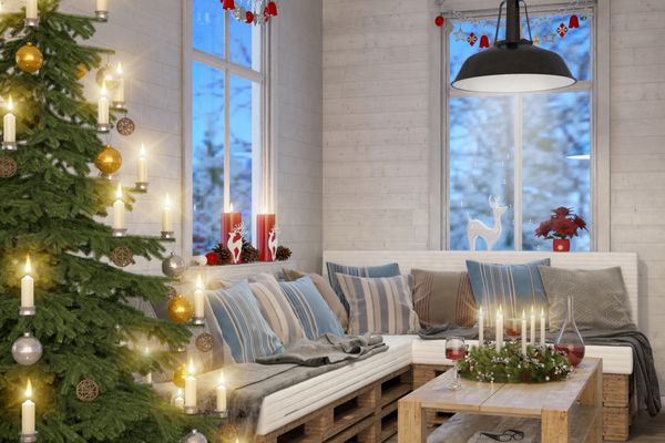 Skandinavisches nordisches Wohnzimmer mit einem Christbaum Sofa und weihnachtlicher Deko bei Nacht
