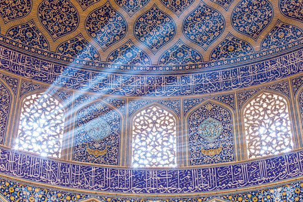 اصفهان ایران - 13 دسامبر 2015 مسجد شیخ لطف الله در میدان نقش جهان اصفهان ایران نمای سقف