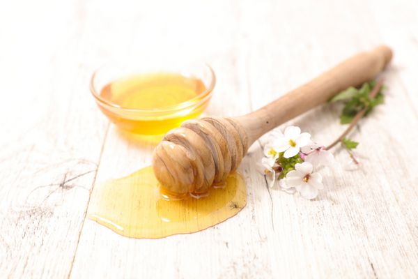عسل با قاشق چوبی