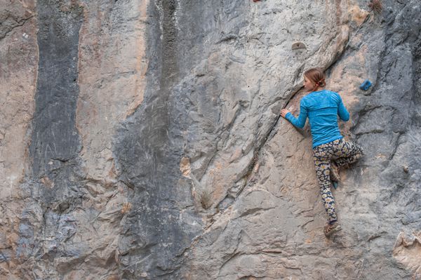دختر جوان در حال بالا رفتن از صخره در ترکیه
