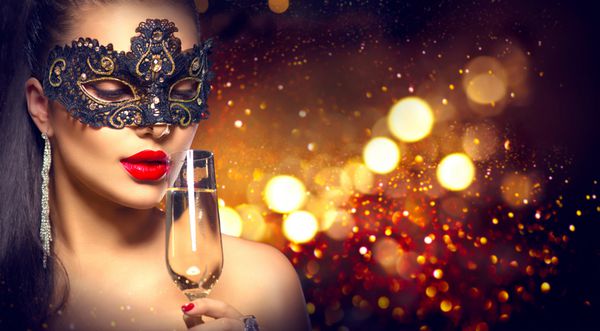 زن مدل با لیوان شامپاین با ماسک بالماسکه ونیزی