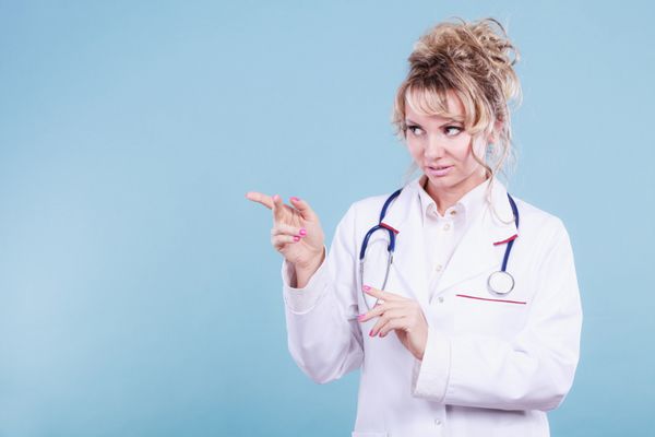 پزشک زن که فضای کپی را نشان می دهد