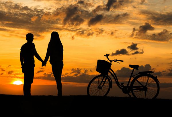 شبح زوج شیرین عاشق زمان شاد و دوچرخه در بی