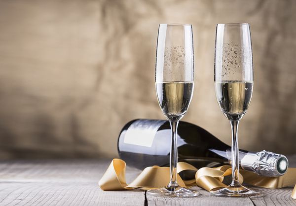 دو لیوان شامپاین و بطری روز ولنتاین
