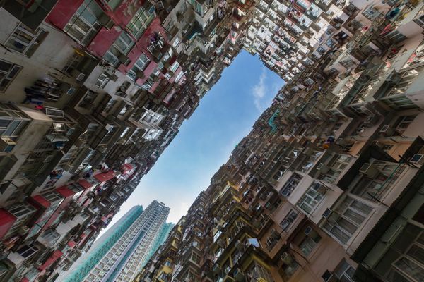 منطقه سکونت جمعیت در مرکز شهر هنگ کنگ از نمای پایین
