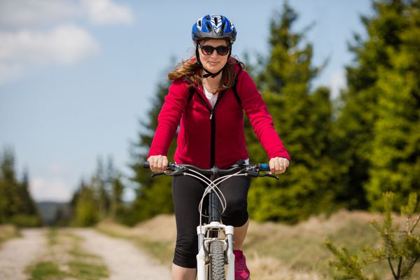 زن میانسال دوچرخه سوار