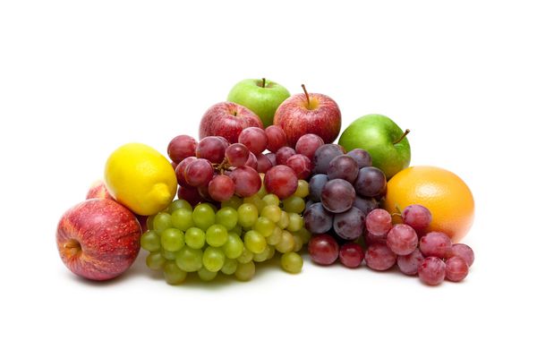 انگور و سایر میوه های جدا شده در زمینه سفید