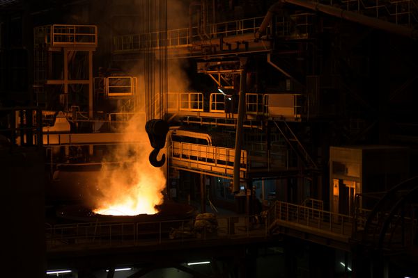 کارخانه متالورژی فلز مایع در ظرف قلاب جرثقیل بزرگ