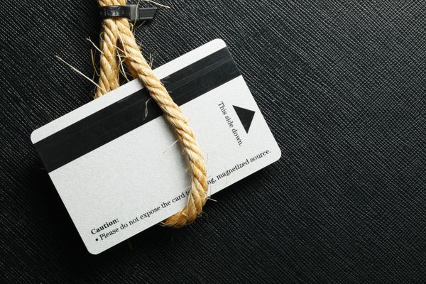 نوع مد قدیمی کارت اعتباری در حلقه طناب نشان دهنده ایده مرتبط با مفهوم کارت و فناوری است
