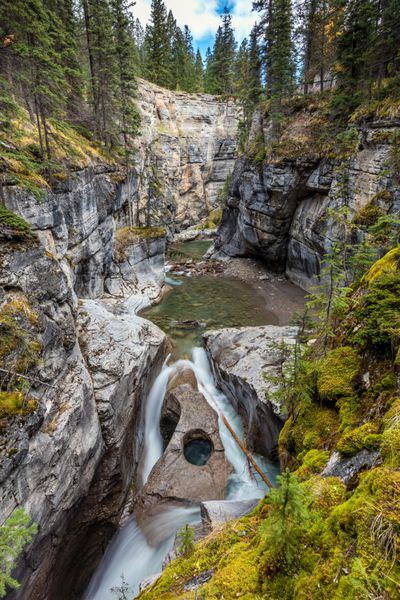 آبشار صورت جغد Maligne Canyon در پارک ملی جاسپر آلبرتا کانادا