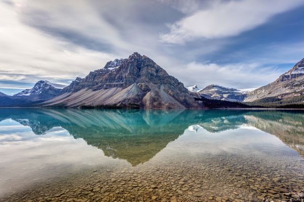انعکاس دریاچه Bow از لژ Num-Ti-Jah در Icefield Parkway پارک ملی Banff آلبرتا کانادا