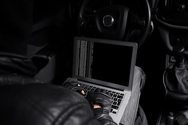 دزد هک سیستم امنیتی خودرو با لپ تاپ