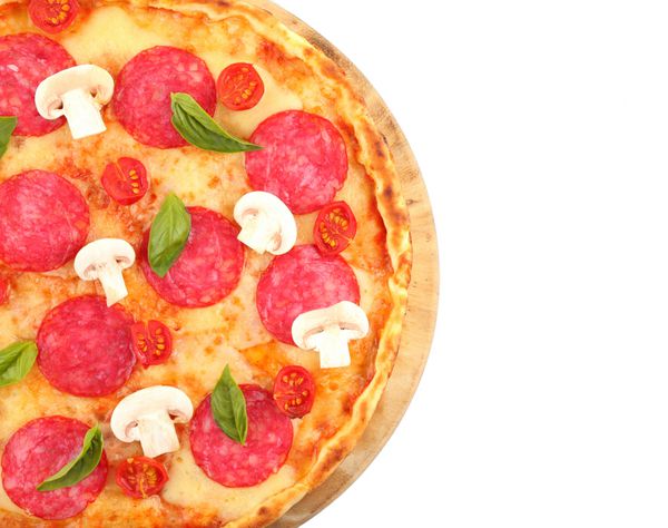 پیتزا با سالامی و قارچ جدا شده روی سفید