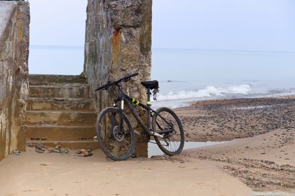 دوچرخه پله های سنگی ویرانه ها دریا ساحل آوار سفر گردشگری