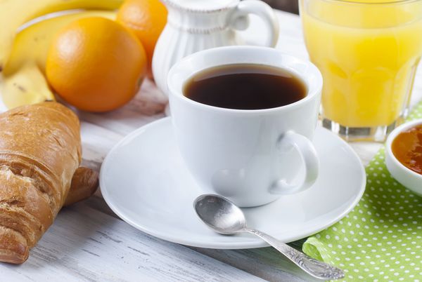 کروسان صبحانه سنتی قهوه مربا آب پرتقال