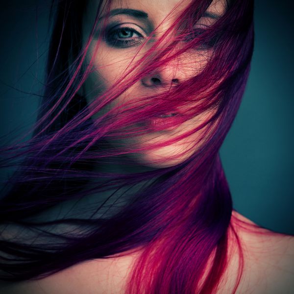 پرتره دراماتیک دختر جذاب با موهای قرمز