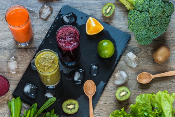رژیم سم زدایی تغذیه سالم آب میوه های تازه رنگارنگ مختلف سبزیجات و میوه ها