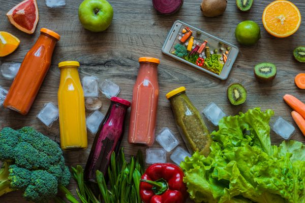 رژیم سم زدایی تغذیه سالم آب میوه های تازه رنگارنگ مختلف سبزیجات و میوه ها
