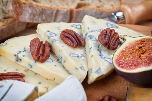 تخته پنیر با پنیر آبی و میوه ها