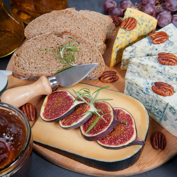 انواع پنیر روی تخته چوبی