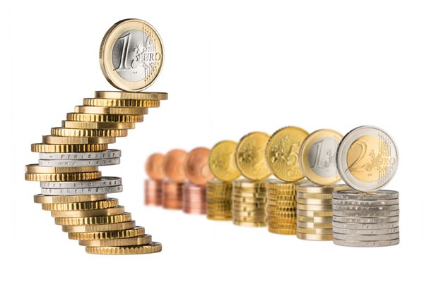 پشته سکه که علامت یورو را در مقابل ردیف پشته یورو جدا شده در پس زمینه سفید شکل می دهد