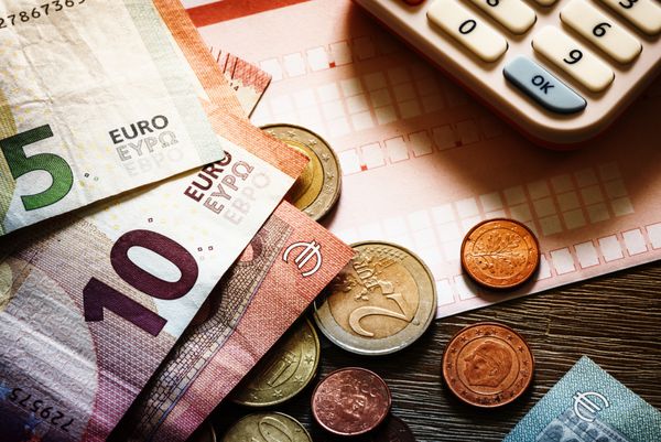 اسکناس و سکه یورو با اسکناس برای پرداخت