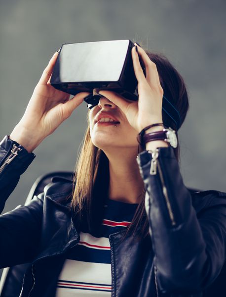 زن با استفاده از هدست عینک سه بعدی واقعیت مجازی