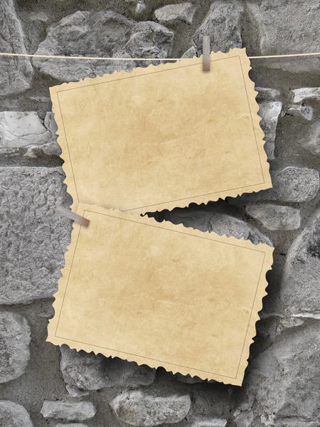 دو قاب کارت پستال قدیمی خالی در پس زمینه دیوار سنگی خاکستری