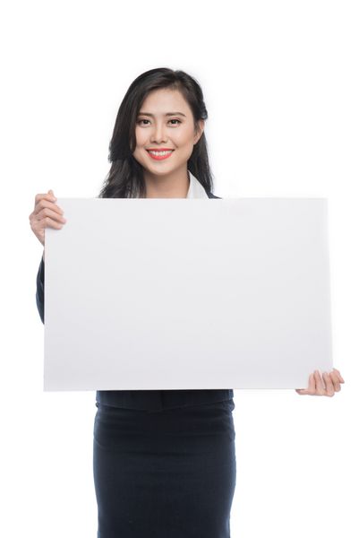 زن جوان تاجر آسیایی که تخته سفید جدا شده در پس‌زمینه سفید را نشان می‌دهد