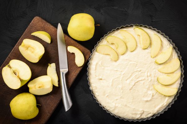 پای پنیر خانگی با سیب و دارچین