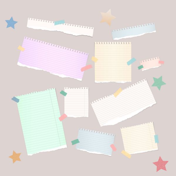 سفید پاره شده یادداشت رنگارنگ دفترچه یادداشت نوارهای دفتر کپی چسبانده شده با نوار چسب و ستاره در پس زمینه قهوه ای روشن