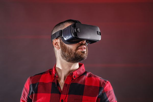 مرد جوان با استفاده از VR