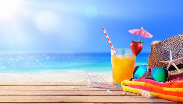 نوشیدن و استراحت در ساحل - مفهوم تابستان