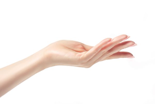 دست پیشنهاد می دهد یا چیزی را نشان می دهد مراقبت از پوست دست نمای نزدیک از دست های زن زیبا با مانیکور سبک روی ناخن کرم دست و درمان