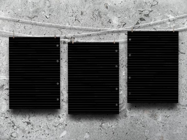 سه قاب سیاه و سفید راه راه در برابر پس زمینه دیوار مرمر خاکستری
