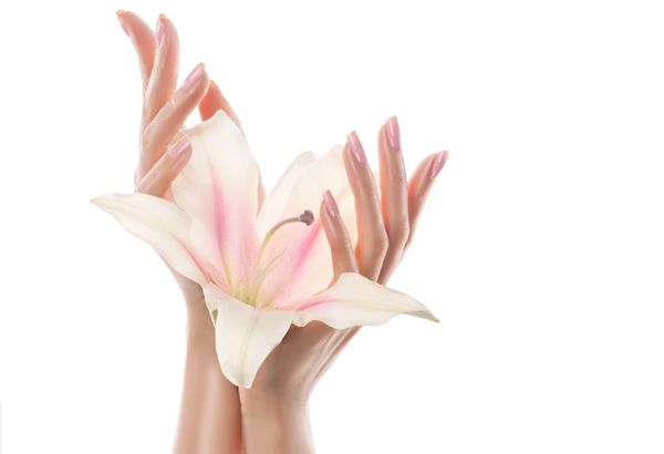 مراقبت از پوست دست نمای نزدیک از دست های زن زیبا با مانیکور سبک روی ناخن کرم دست و درمان